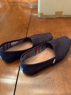 Tom’s canvas shoes - Men’s size 9 GC