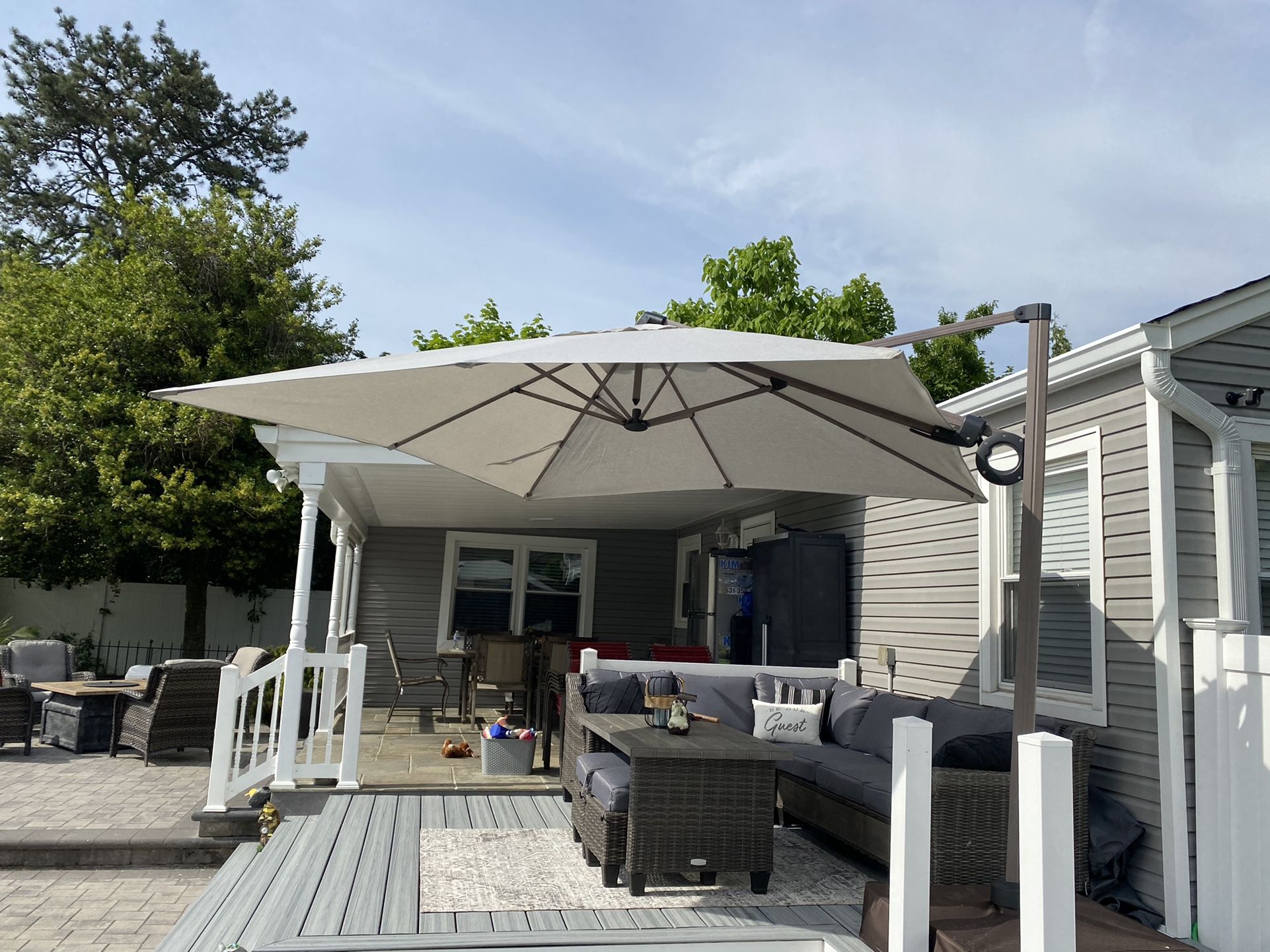 Broyhill 9.8' Eastlake Cantilever Patio Umbrella