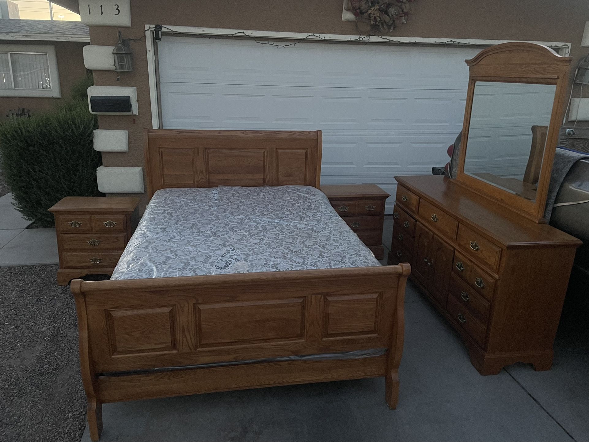 Queen Bedroom Set Mattress Headboard Footboard 2 Nightstand Dresser And Mirror Solid Wood 