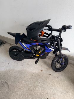 Mini e-bike with helmet