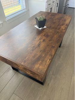 Wood! Dining table with extra leaf