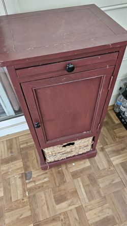 Safavieh End Table  Excellent Condition 