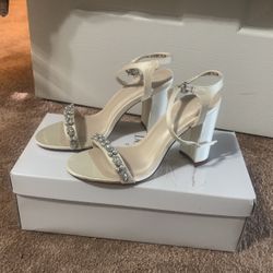 Brand New David’s Bridle Sandals Size 6 Color Ivory