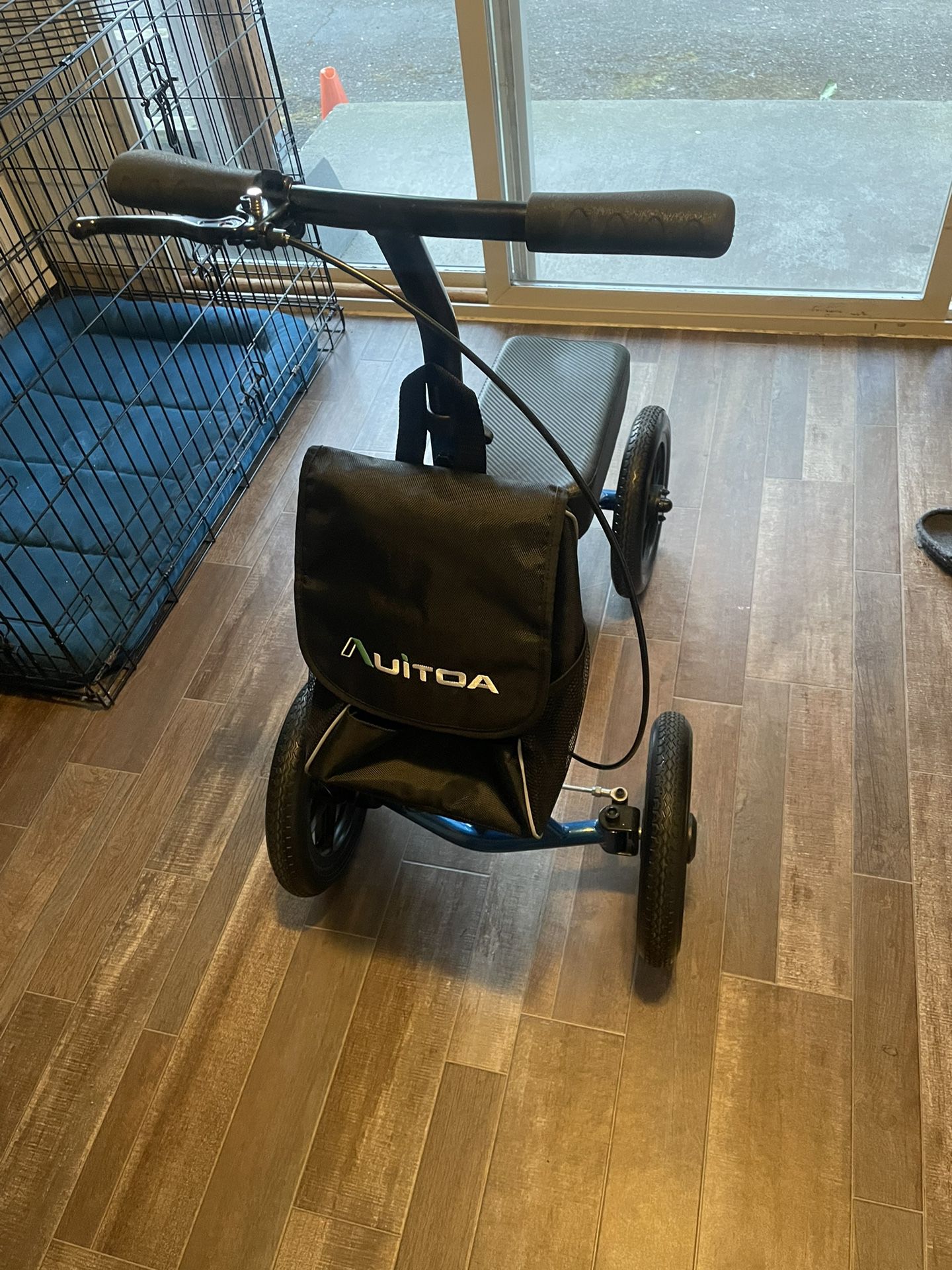 Brand New Knee Collapsible Scooter with Brakes (Mint condition) Pick up in burien 