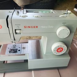 SINGER | Heavy Duty 4452 Sewing Machine

/with Scrap  Pieces of clothing and material