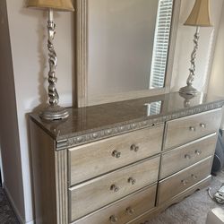 Dresser/mirror
