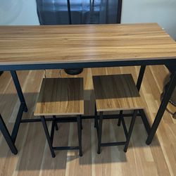 KitchenTable WITH 4 STOOLS