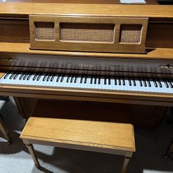 1987 Yamaha M402 Console Piano 