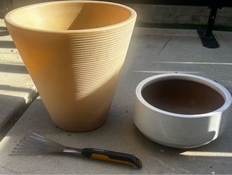 Two planting pots and gardening tool