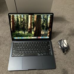 MacBook Air M2 13” 256GB/16GB Ram Like New