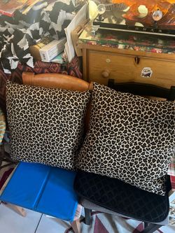 Set of 2 leopard design pillows