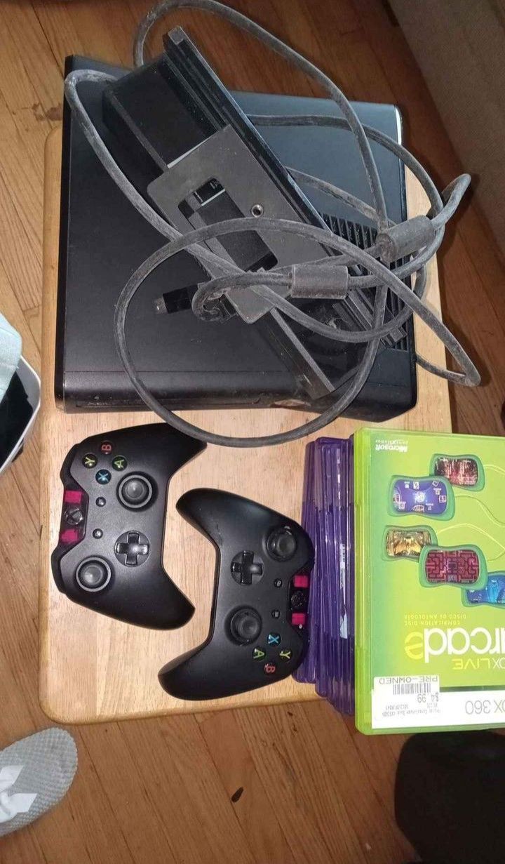 Xbox 360 With Games And 2 Controllers 