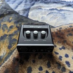 Behringer U-Phoria UM2 Audio Interface
