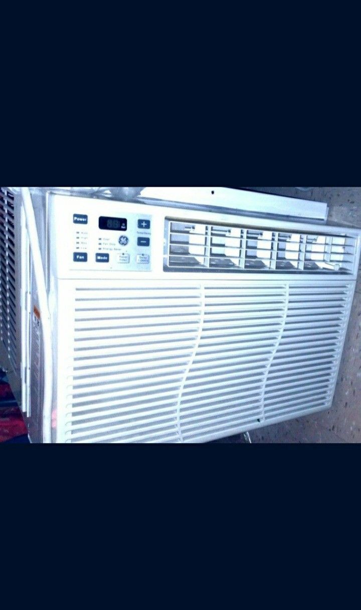 WINDOW AIR CONDITIONER 12000K BTU $350 very heavy and Lrg 18×18