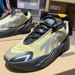 Yeezy 700 MNVN