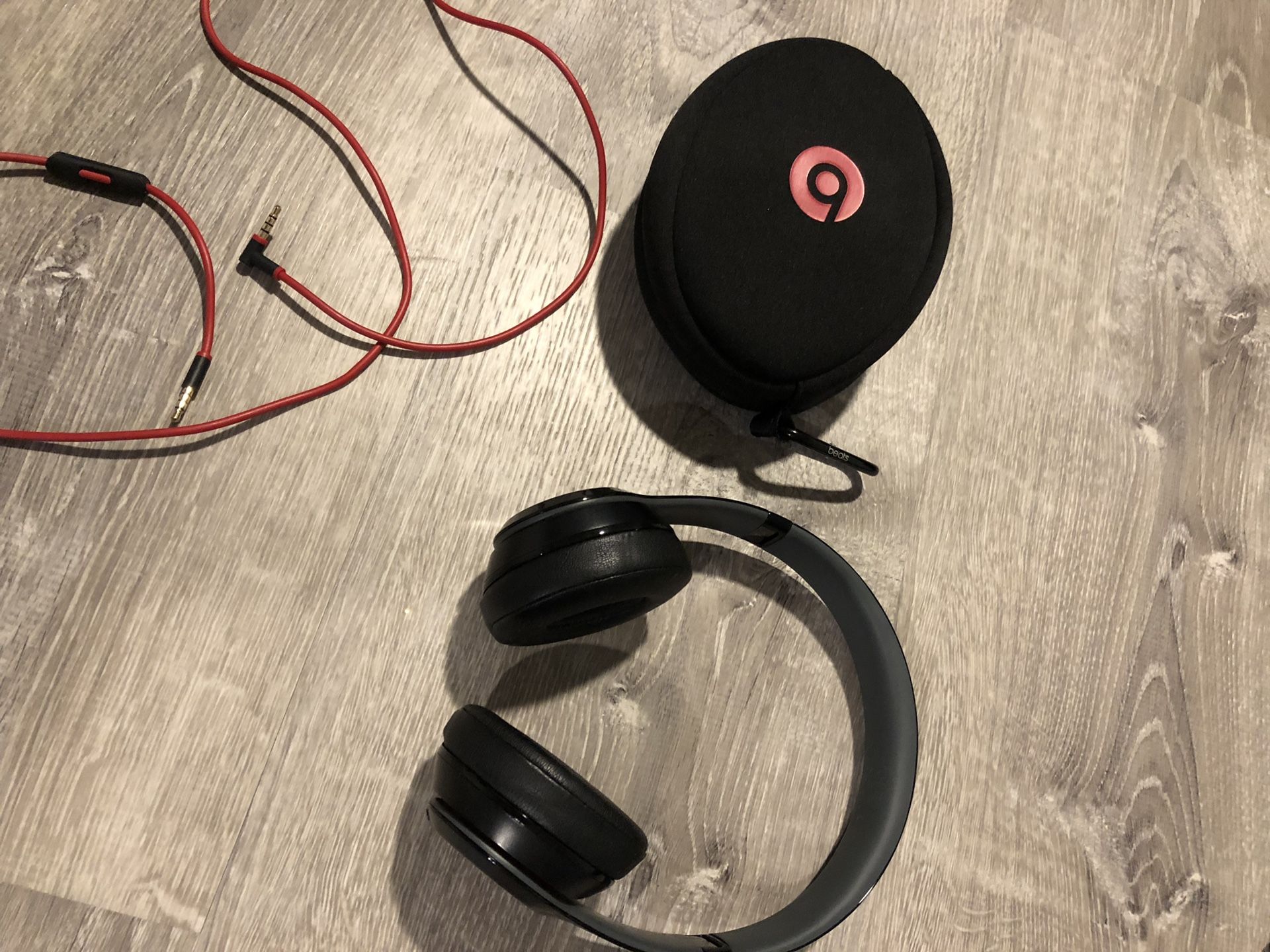 Beats solo wireless headphones mint condition