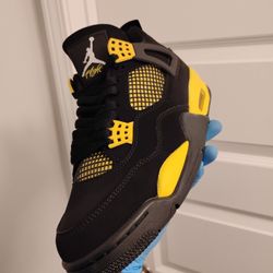 Jordan 4 Retro Thunders Size 10 Shoes
