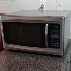 Large Magic Chef Microwave Pickup Between 1:00-5:30 Pm Cash Only Huge Moving Sale Read Description 
