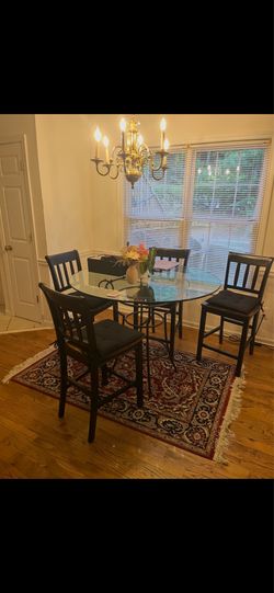 Dining room table. Good condition