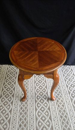 Oval end table / side table