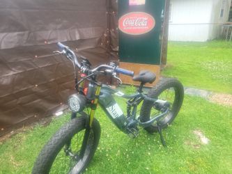 48 V 1400 W it goes 30 miles an hour it's brand new I just bought it 6 months ago