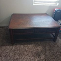 Big clean wooden coffee table with drawers asking $50 cash must pick up Broadway and apache buckeye az can help load as well cash only pls 🙏 thanks 