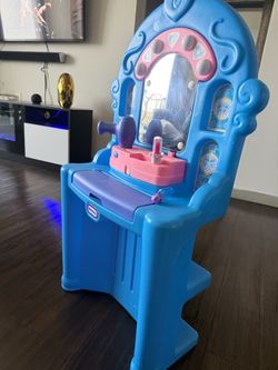 Tocador infantil Little Tikes con espejo y luces.