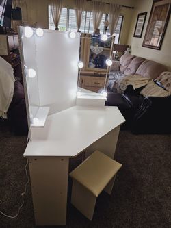 Cozy Castle Corner Vanity Set, Makeup Vanity Desk with Mirror and Lights, Vanity  Table with Drawer a for Sale in Santa Ana, CA - OfferUp
