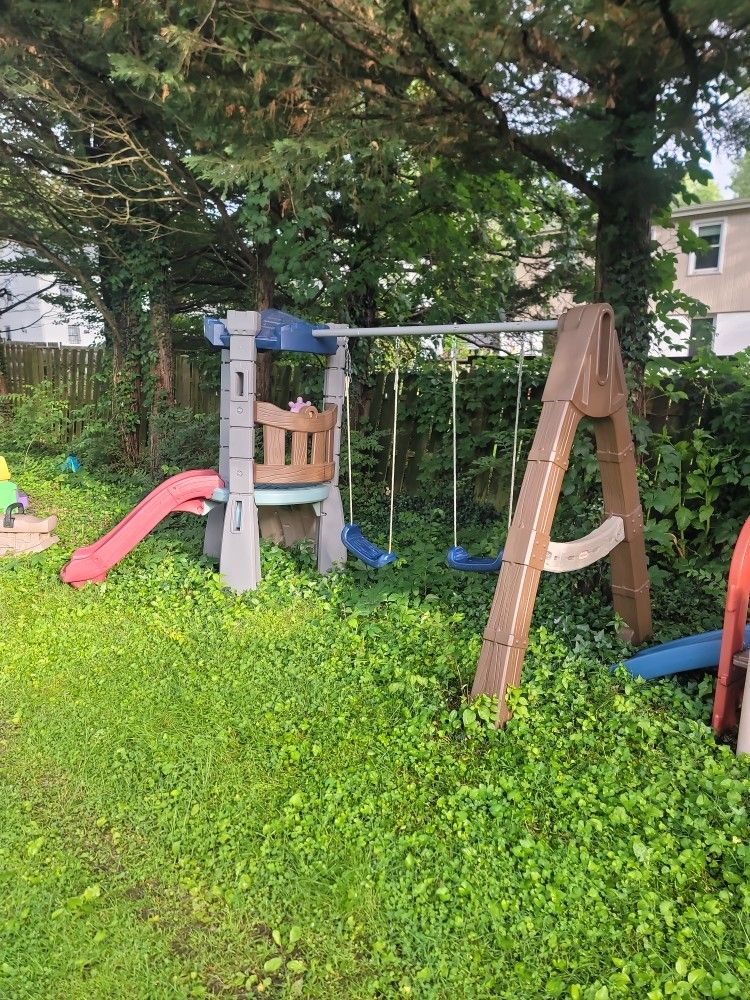 Little Tykes Outdoor Swing Set Clubhouse and Slide