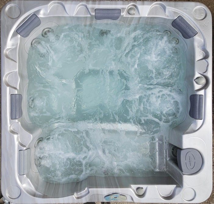 6-person refurbished 2006 Cal Spas CXA-22 hot tub for sale