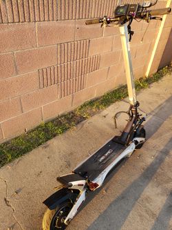 Used Like New Electric Scooter for Adult 50mph 90 miles range. Is $1800! E-scooter . It require Like tesla Key. To drive. Come with it. $1000! Free de
