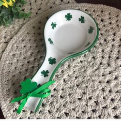Terramoto St. Patricks Day Spoon Rest Ceramic White And Green Clover Shamrock