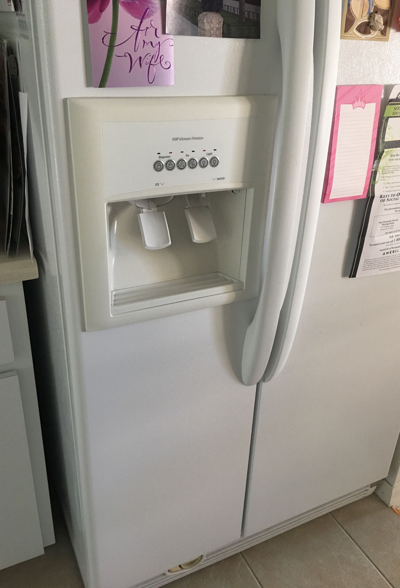 Kenmore refrigerator white color it is a very good condition works good can deliver to you house changes $60 if it is close to Hudson