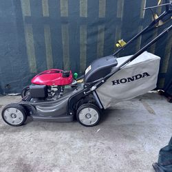 BRAND NEW LAWNMOWER HONDA HRX-217 /200cc  THE LAWNMOWER IS SELF PROPELLED. NEVER HAD GASOLINE OR OIL IN ENGINE (a bottle of engine oil comes with it) 
