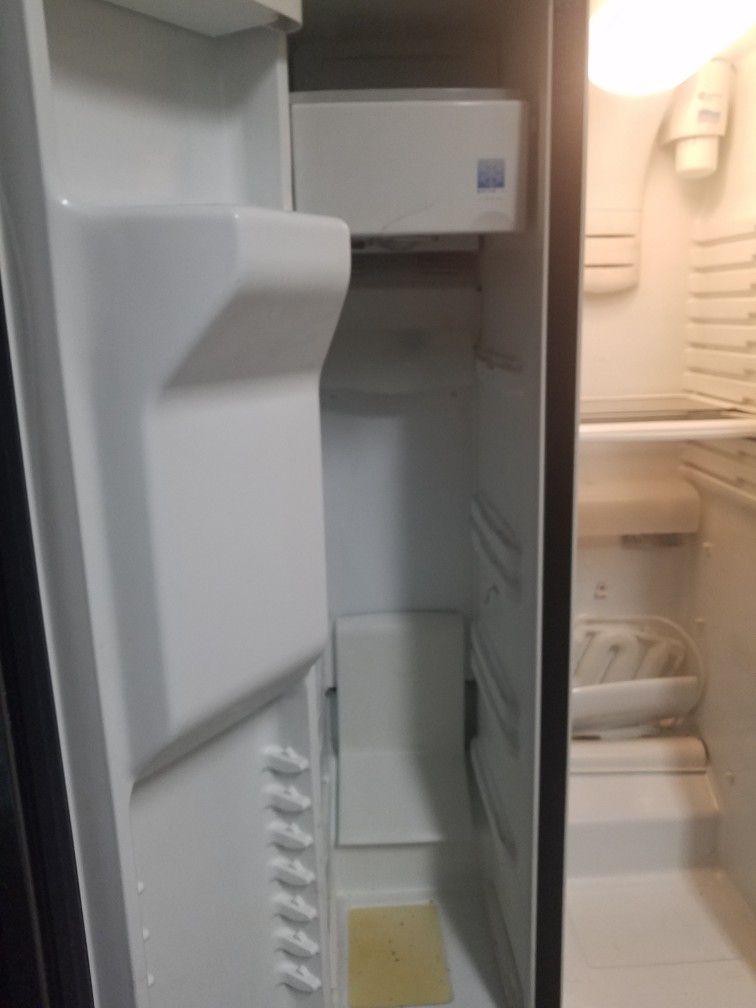 Ice Maker Not Working + Not Have Insides Draw If Interested Pick up 