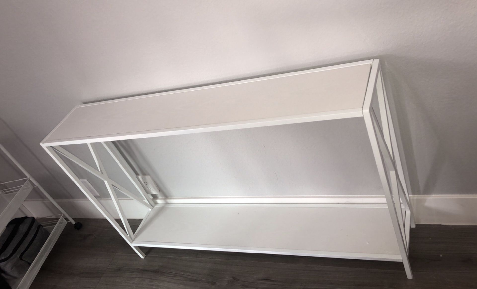 White Console/entry table