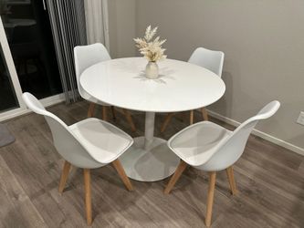 Round White Table(D40") and 4 White Chairs with Padding