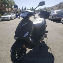BRAND NEW SCOOTER 🛵 SS50 Street legal ✅ Automatic ✅ 4 stroke ✅ 90MPG✅ 50cc✅ USB CHARGING PORT 🔋🔌 Different colors available Black 🖤, blue 💙,