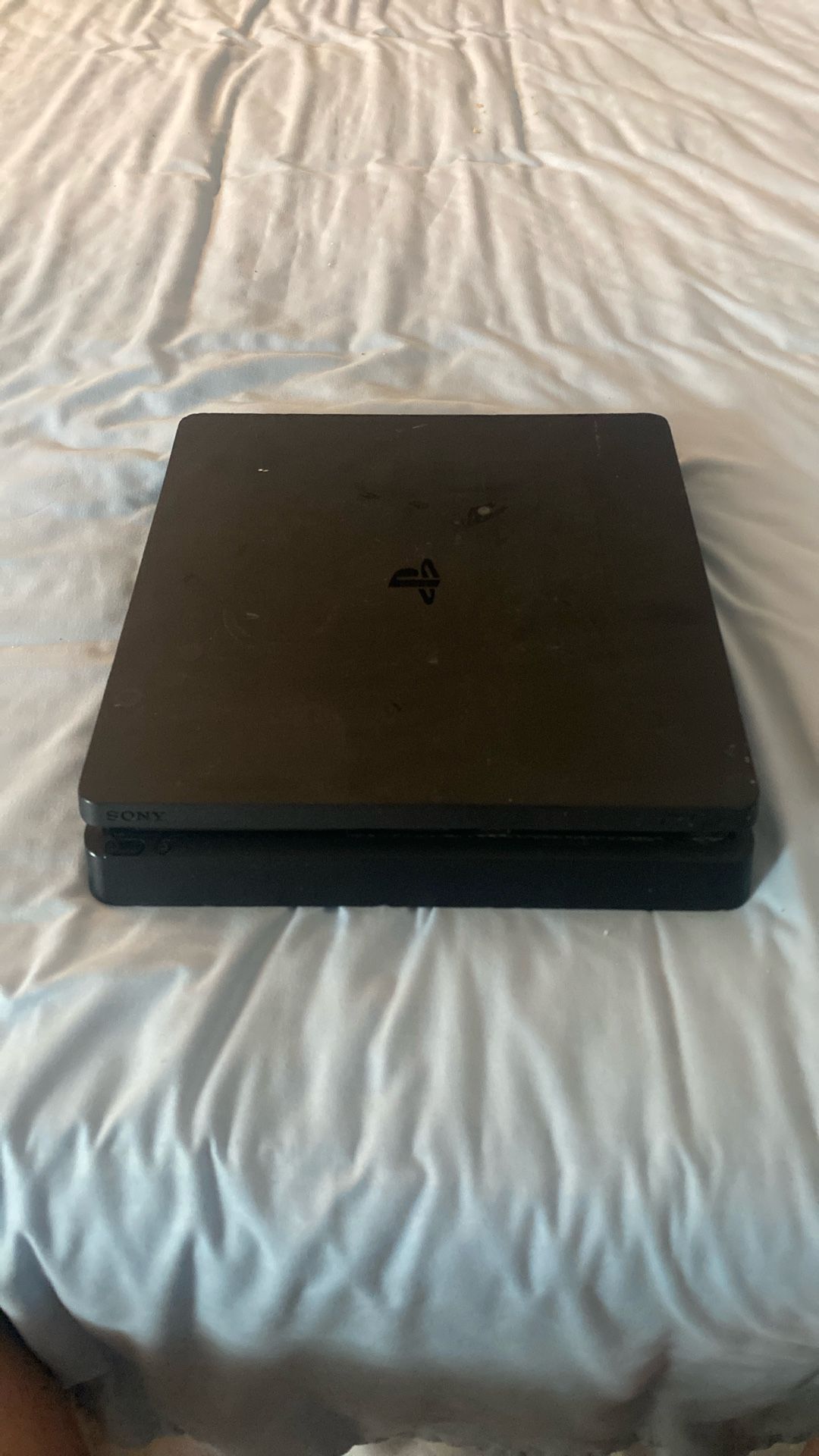 Selling PS4 Slim barely used