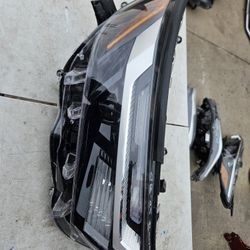 Toyota Rav4 Right Headlight Oem