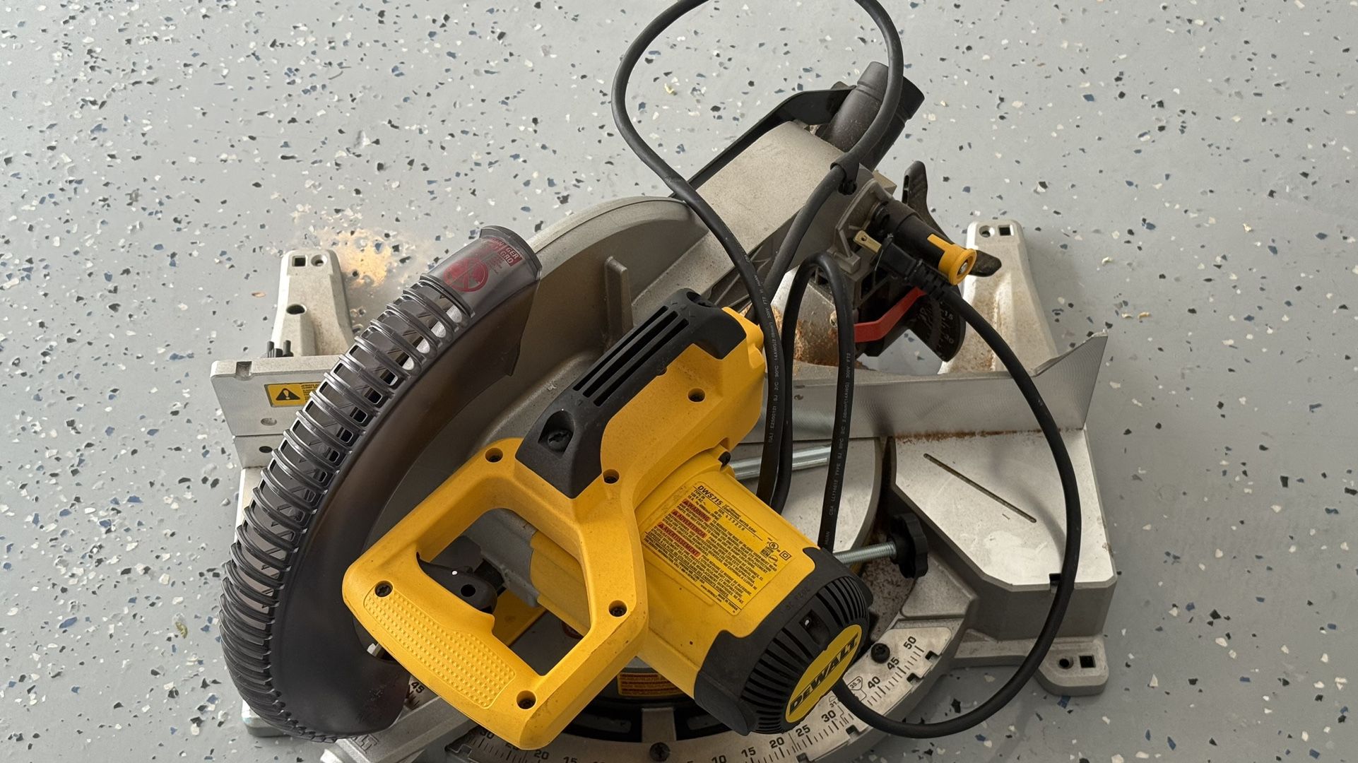 DeWalt DWS715 12" Single Bevel Compound Miter Saw