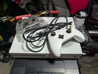Xbox One s with 2 controllers (in great condition)