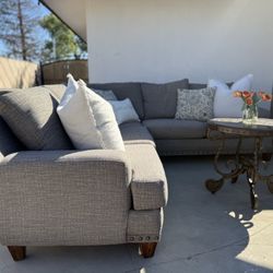 Beautiful Sectional Couch – Table Included DELIVERY AVAILABLE 🚚