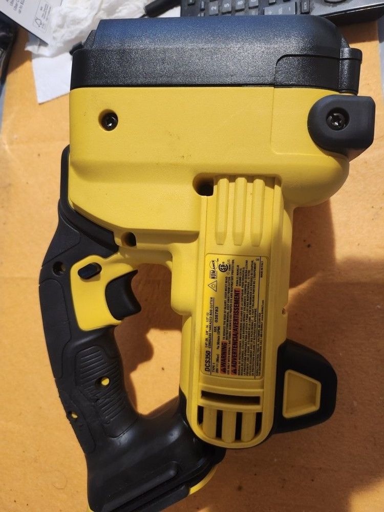 DEWALT DCS350 20V MAX* Cordless Threaded Rod Cutter (Tool Only)