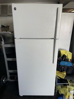 GE white 18 cubic refrigerator