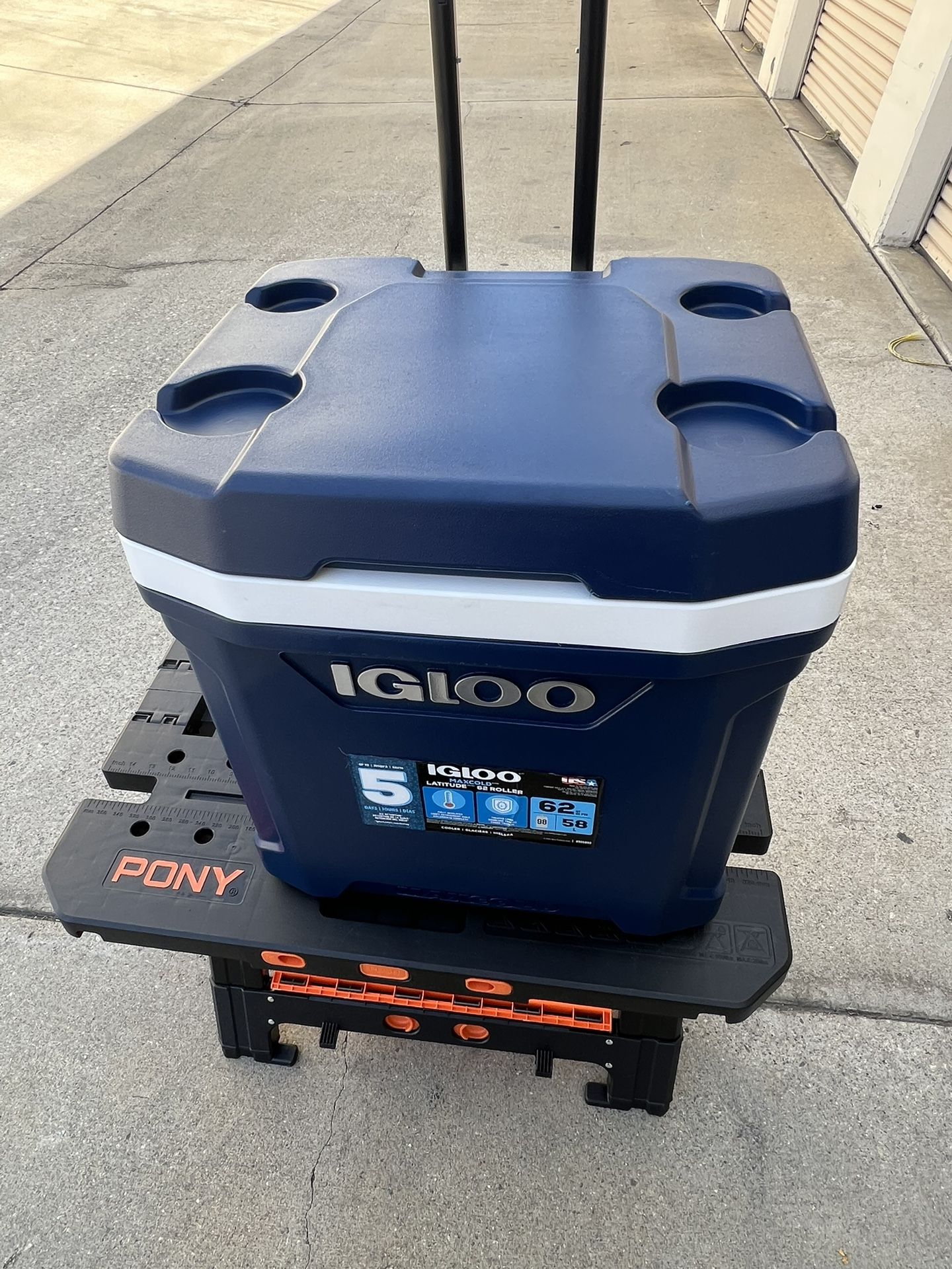 Igloo 62-quart Maxcold Latitude Roller