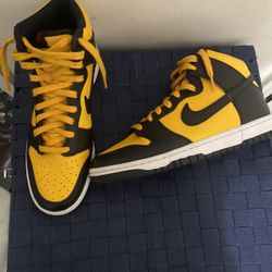 Yellow Black Dunks 