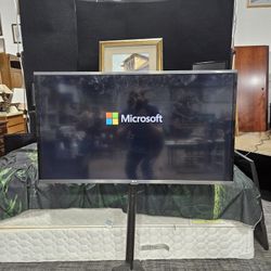 LG Flat-Screen TV - 40" 