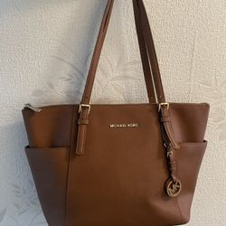 Michael Kors purse perfect condition nowhere in tear or stains