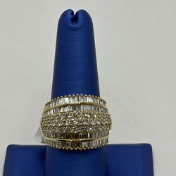 10K YELLOW GOLD RING WITH CLEAR STONES SIZE 9